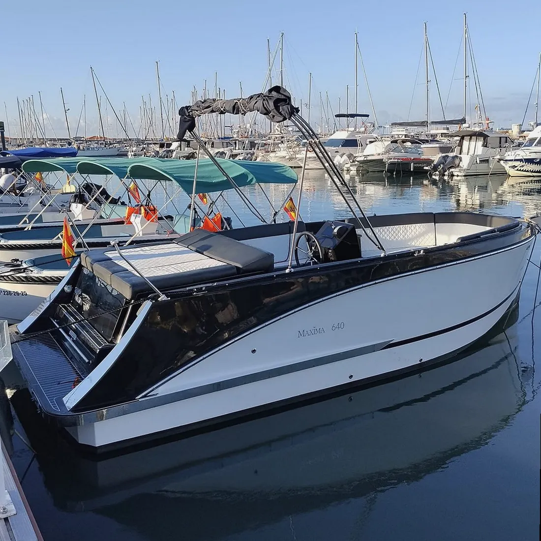 Equipo de Alquiler Barcos ayudando a organizar un alquiler de barco en Palamós